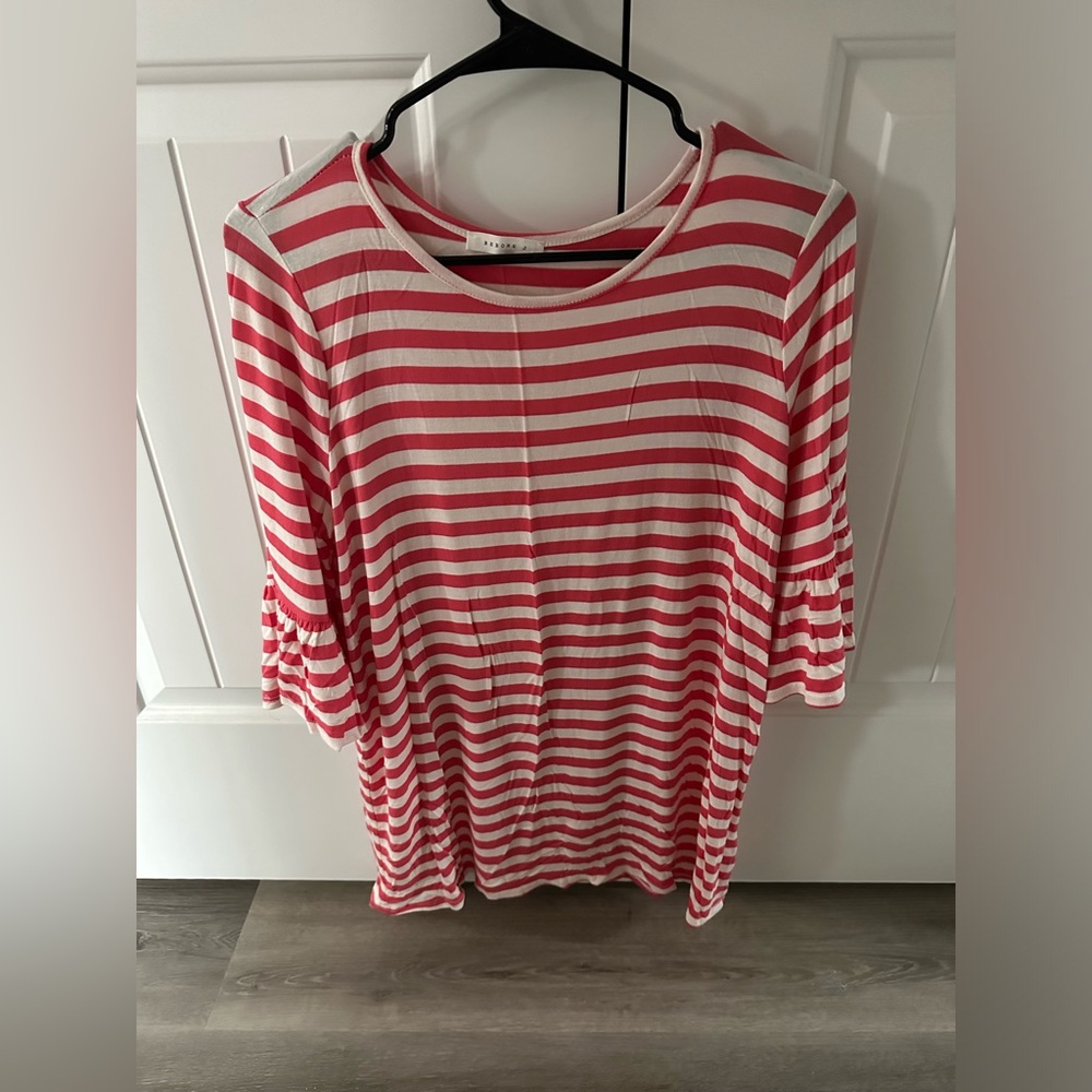 Cute spring top . Bell bottom arm